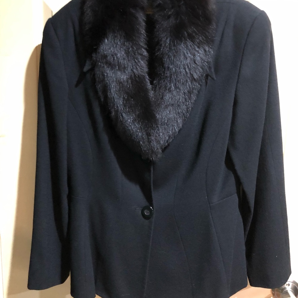Black wool suit w/detachable fur collar